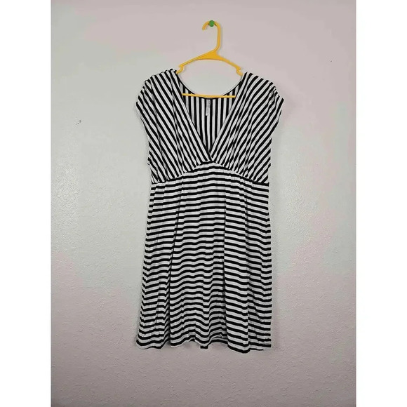 Old Navy Dresses & Skirts - Old Navy Black White Striped V Neck Short Sleeve Dress Size Large